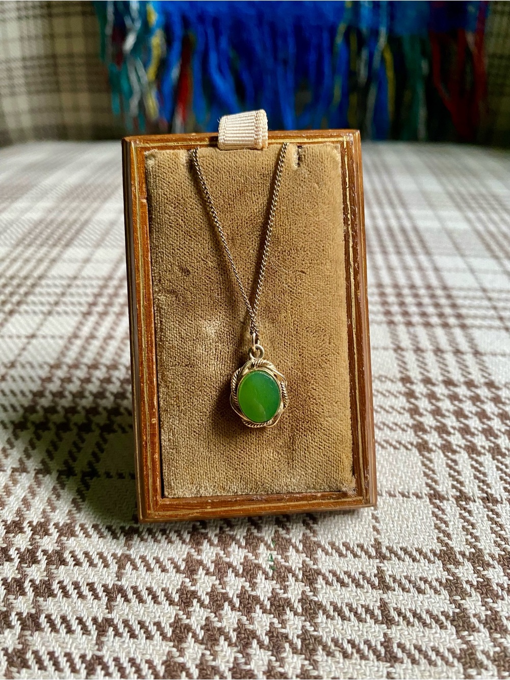 Vintage gold tone Green Stone Pendant Necklace - Women's Jewelry